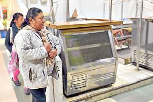 Ayer por la ma&ntilde;ana, los due&ntilde;os de tercenas del mercado central de Ambato expresaron su apoyo a los introductores de ganado y cerraron sus locales. Foto: Roberto Ch&aacute;vez / El Tel&eacute;grafo.