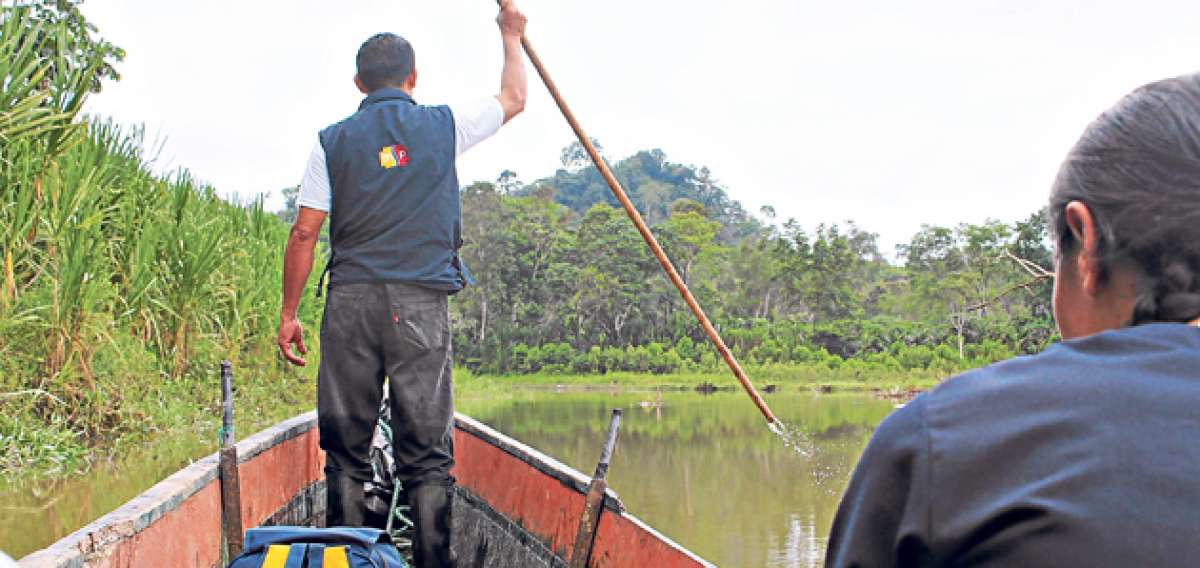 Luego del viaje en canoa, los m&eacute;dicos del Ministerio de Salud deben caminar hasta 3 horas a una de las zonas m&aacute;s lejanas en la Amazon&iacute;a, Canelas. Foto: cortes&iacute;a del MSP