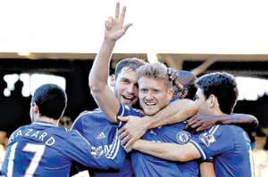 El delantero alem&aacute;n del Chelsea, Andre Sch&uuml;rrle, celebra junto a sus compa&ntilde;eros el tercer gol del encuentro disputado ayer. Foto: EFE
