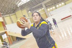 La basquetbolista Mar&iacute;a Mora, oriunda de Machala, fue una de las m&aacute;s destacadas en el estreno de Ecuador; pero fue opacada en la segunda presentaci&oacute;n. Foto: Roberto Ch&aacute;vez.