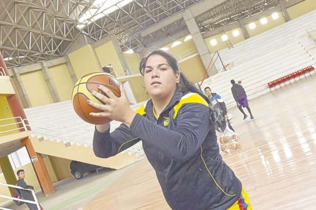 La basquetbolista Mar&iacute;a Mora, oriunda de Machala, fue una de las m&aacute;s destacadas en el estreno de Ecuador; pero fue opacada en la segunda presentaci&oacute;n. Foto: Roberto Ch&aacute;vez.