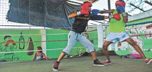 Los menores que acuden a las clases gratuitas de box recibieron un agasajo navide&ntilde;o el pasado martes. Foto: Rodolfo p&aacute;rraga / El Tel&eacute;grafo