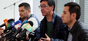 Familias de equipo period&iacute;stico asesinado piden transparencia a Colombia