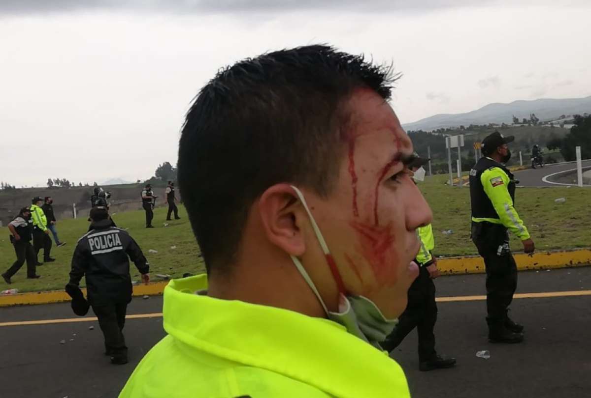Ocho polic&iacute;as resultaron heridos durante las manifestaciones sociales