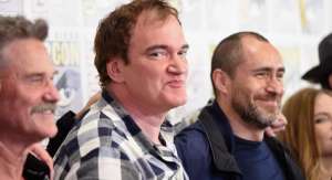 Quentin Tarantino en primer plano junto a Demi&aacute;n Bichir durante una conferencia de prensa.