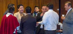 La presidenta de la Comisi&oacute;n de Fiscalizaci&oacute;n de la Asamblea, Mar&iacute;a Jos&eacute; Carri&oacute;n, dialoga con legisladores de la mesa, luego de la sesi&oacute;n.