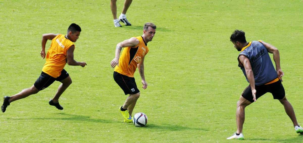 D&iacute;az (c) durante la pr&aacute;ctica del equipo en la cancha alterna de el Monumental.