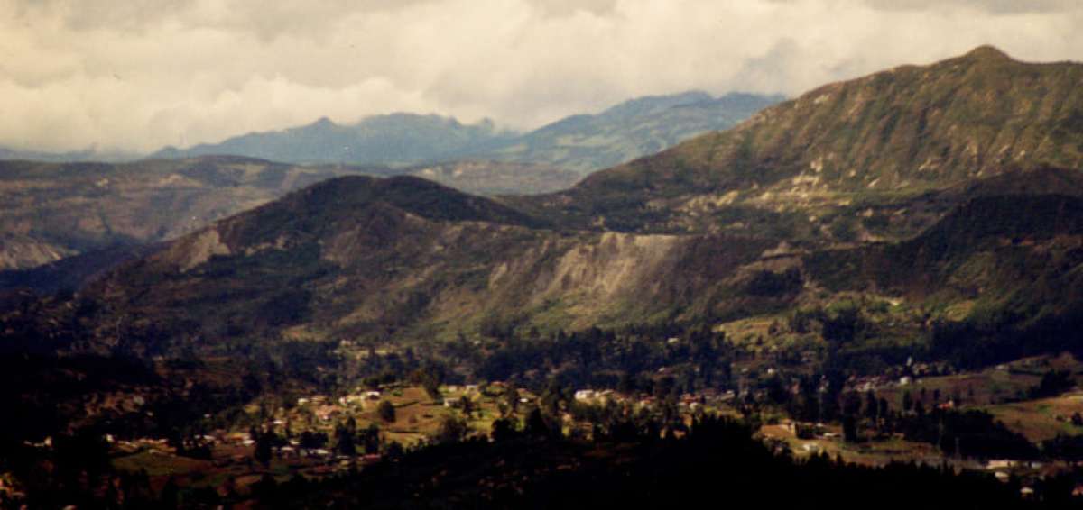 El nombre de Boquer&oacute;n se debe a que a principios del siglo hicieron en la cima agujeros a modo de bocas. 