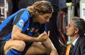 "Mou" (d) actual DT del Chelsea, ha dirigido en el Inter al capit&aacute;n del PSG Zlatan Ibrahimović.