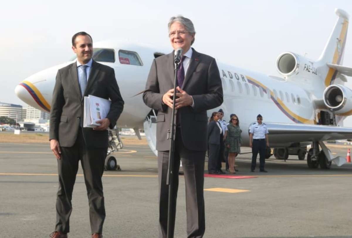 Guillermo Lasso (centro) junto al canciller Juan Carlos Holguín en la visita oficial a México. 