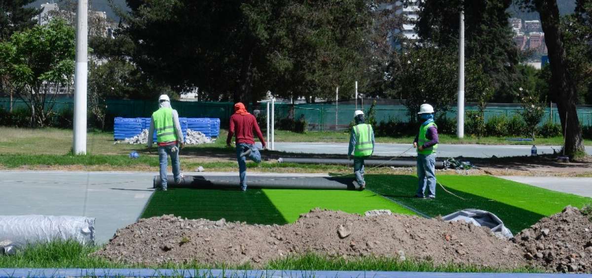 Las &uacute;ltimas canchas en las que la Alcald&iacute;a reemplaz&oacute; los elementos naturales por sint&eacute;ticos fueron las del parque La Carolina.