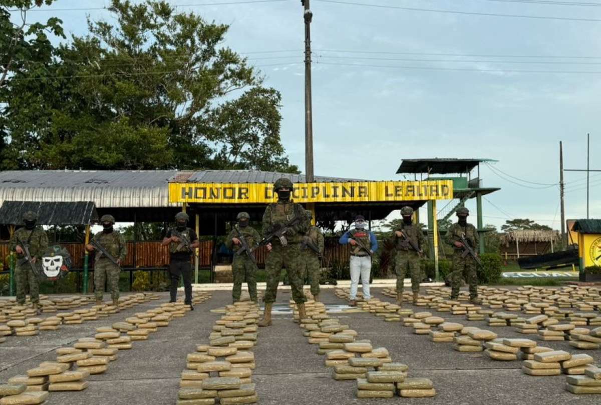 Droga, una embarcaci&oacute;n y un motor fuera de borda fueron incautados durante la operaci&oacute;n militar.