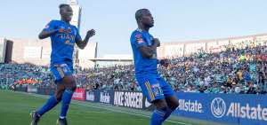 El delantero ecuatoriano &Eacute;nner Valencia celebra el gol ante Santos.