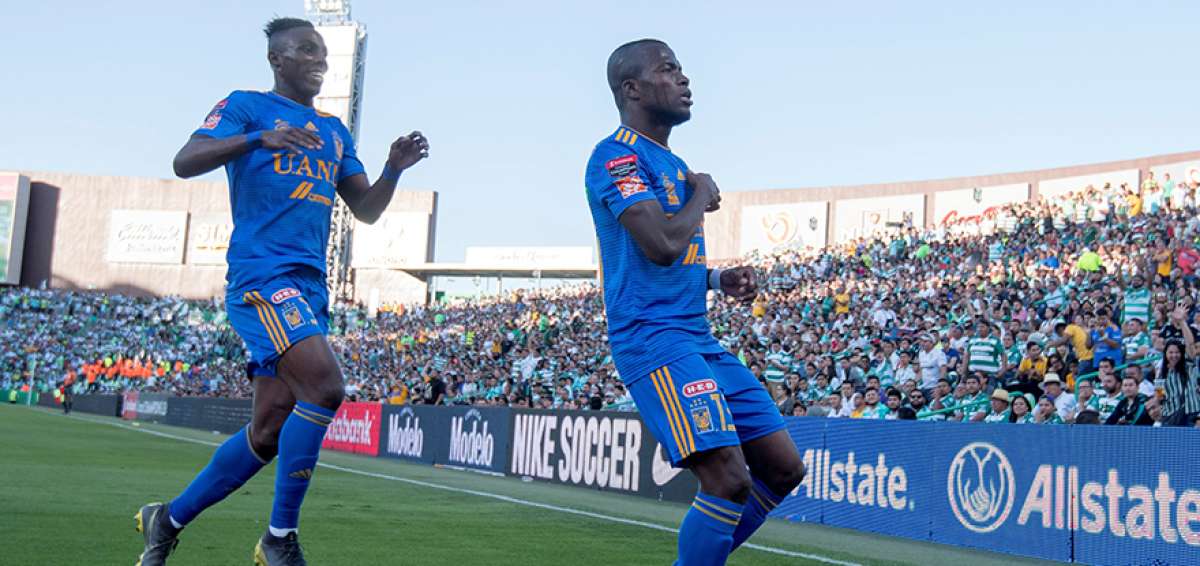 El delantero ecuatoriano &Eacute;nner Valencia celebra el gol ante Santos.