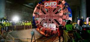 La tuneladora pesa 1.200 toneladas, mide 90 metros de largo y tiene un di&aacute;metro de 9,4 metros.