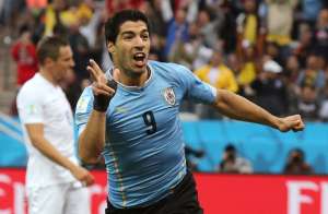 Luis Su&aacute;rez anot&oacute; los dos goles de Uruguay para lograr la victoria sobre Inglaterra. Foto: EFE