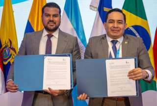Iván Rosero (izq.), director del Senae, junto a Benjamín Mayorga, director de Aduana de El Salvador. 