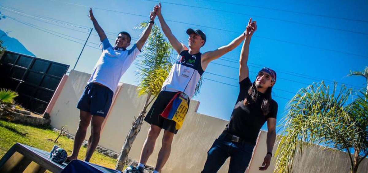 &rarr;Karl Egloff (centro) celebra su primer puesto en el Nevado de Colima, donde tambi&eacute;n inscribi&oacute; un nuevo r&eacute;cord.  