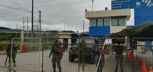 Los militares, que realizan los controles afuera del centro, ubican mallas para evitar que las personas que se acumulan frente al recinto se aglomeren y causen caos.
