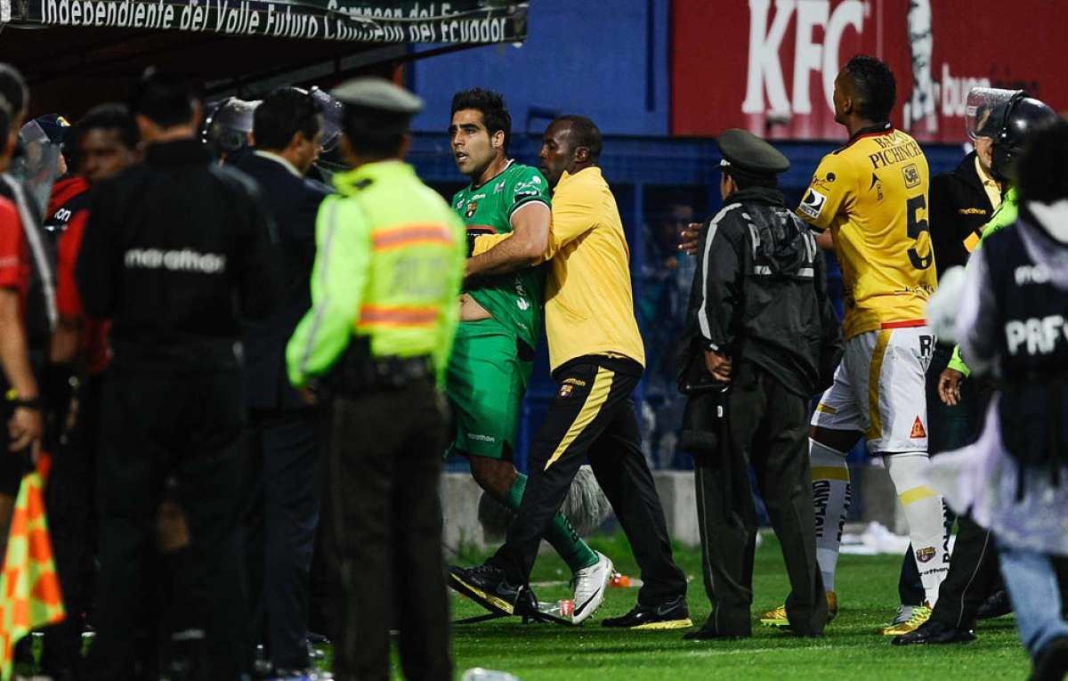 Dani&aacute;n Lanza no logr&oacute; ingresar al terreno de juego, fue expulsado. Foto: &Aacute;lvaro P&eacute;rez / El Tel&eacute;grafo