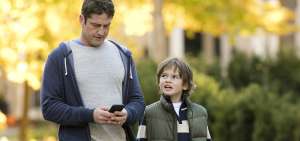 Escena en la que aparece Gerard Butler junto con el joven actor Maxwell Jenkins, quien interpreta a su hijo en el filme. 