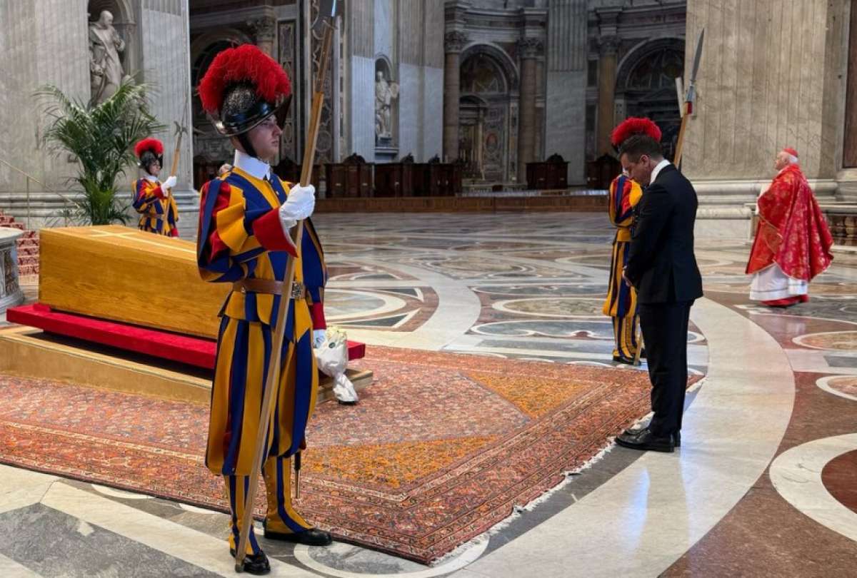 Presidente Noboa junto a líderes mundiales en la ceremonia fúnebre del Papa Francisco