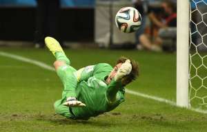 Tim Krul, arquero de la selecci&oacute;n de Holanda, ataj&oacute; dos penales ante Costa Rica.