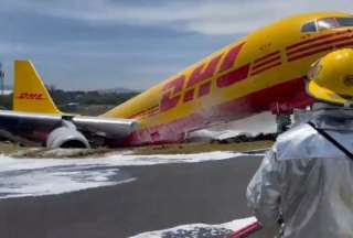 En Costa Rica, un avión se parte en dos tras aterrizaje de emergencia
