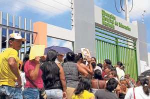 Los padres de familia se aglomeraron en las afueras del Distrito Zonal de Educaci&oacute;n pidiendo explicaciones sobre la inscripci&oacute;n de sus hijos. Foto: Fabricio Cruz / El Tel&eacute;grafo