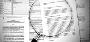 Capturas del portal de compras p&uacute;blicas sobre contrataciones del gobierno de Los R&iacute;os, en las que constan la cancha sint&eacute;tica y el veh&iacute;culo 4x4.