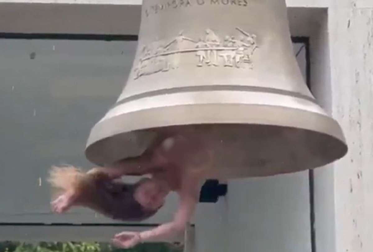  Florentina Holzinger se meti&oacute; desnuda a una campana.