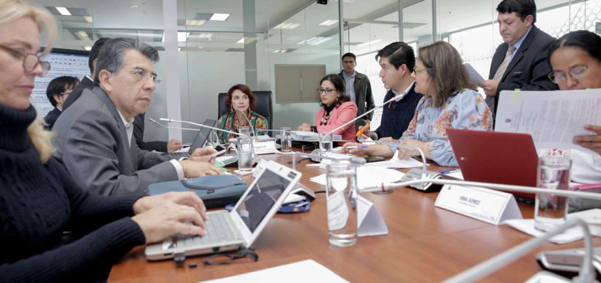 Mar&iacute;a Augusta Calle (centro), presidenta de la Comisi&oacute;n de Soberan&iacute;a, Integraci&oacute;n, Relaciones Internacionales y Seguridad Integral.