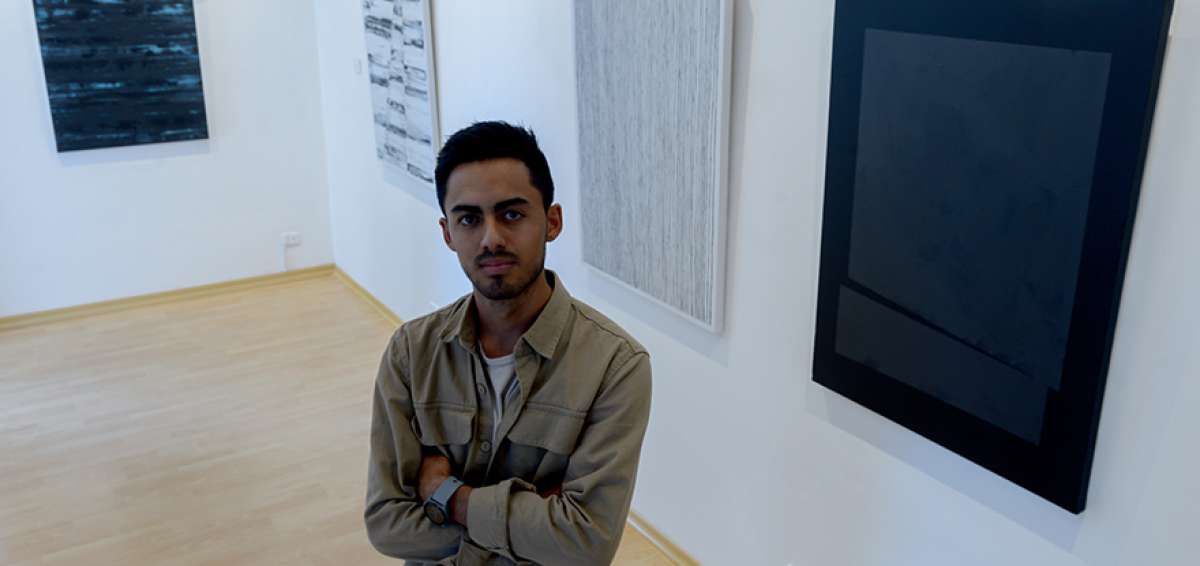 En uno de los cuadros hay un autorretrato que representa la autoflagelaci&oacute;n del artista, quien, seg&uacute;n dice Joshua Vela, siempre busca sentirse mal  para hablar del bien. En otras obras destaca un aliento expresionista y hay nueve acuarelas figurativas acompa&ntilde;adas de una reflexi&oacute;n del autor.  