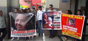 Los allegados de la v&iacute;ctima se apostaron afuera de la Unidad Judicial con carteles para pedir justicia. 