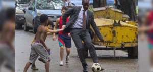 Don Cheadle se dio tiempo para recorrer la capital cubana e interactuar con los ni&ntilde;os que se acercaron a ver el rodaje.