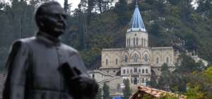 La iglesia de Bibli&aacute;n est&aacute; como impregnada en la monta&ntilde;a. La construcci&oacute;n de esta estructura religiosa comenz&oacute; el 26 de agosto de 1