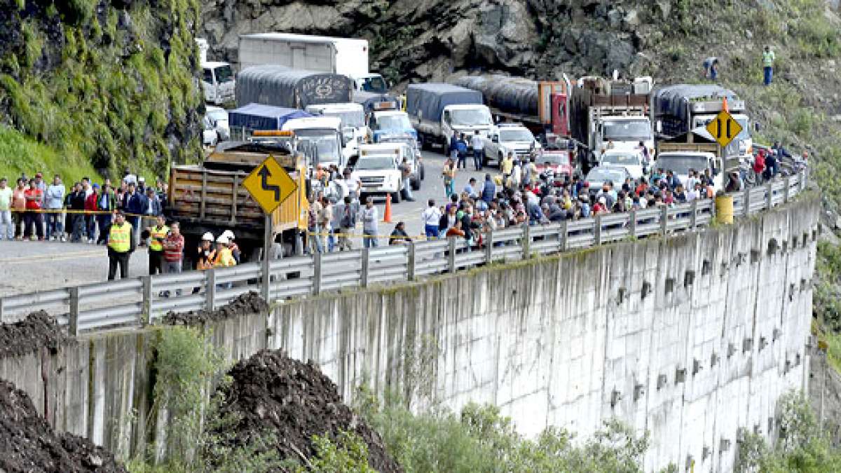 El paso de veh&iacute;culos pesados y livianos por la v&iacute;a Al&oacute;ag-Santo Domingo estuvo bloqueado ayer debido a los deslizamientos de piedras. FOTO: ANDRES DARQUEA 
