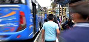 Miles de pasajeros abordan los buses de manera desordenada, lo que genera inseguridad y accidentes.