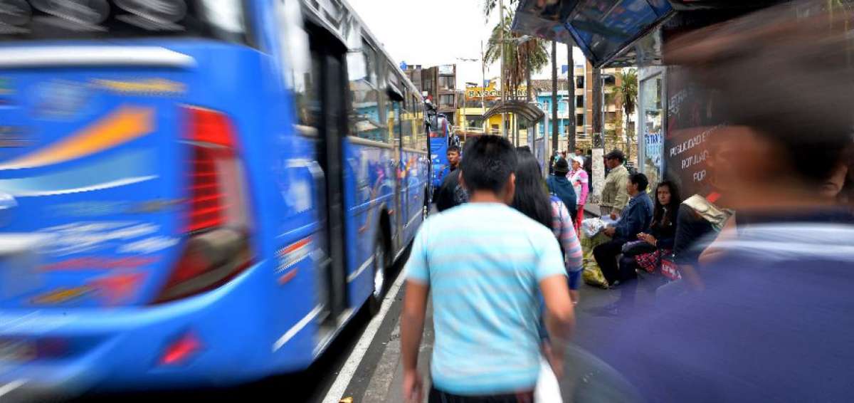 Miles de pasajeros abordan los buses de manera desordenada, lo que genera inseguridad y accidentes.