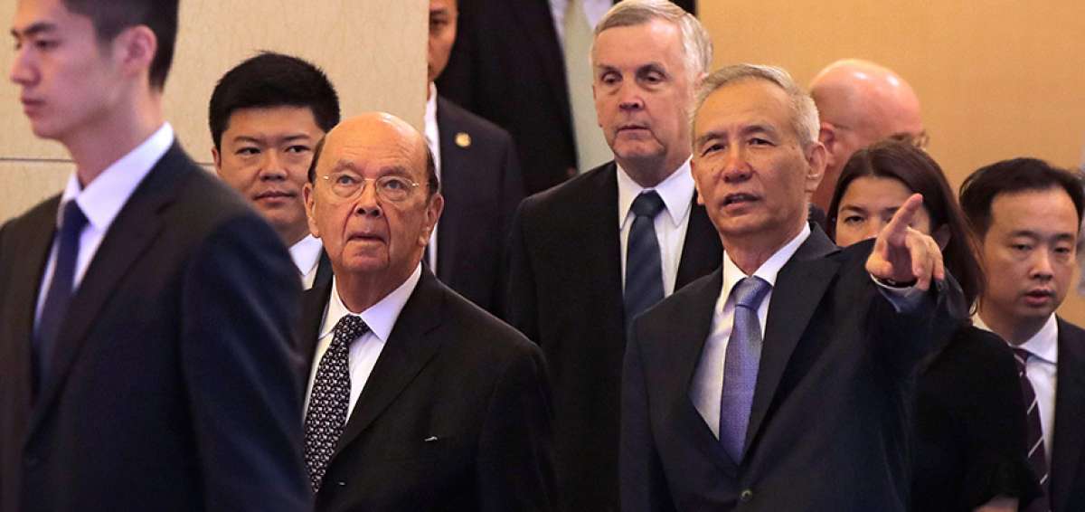 El secretario de Comercio de Estados Unidos, Wilbur Ross (izquierda) y el viceprimer ministro chino, Liu He (derecha). 