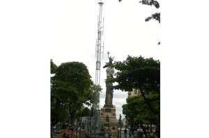 Se instalan antenas a lo largo de la avenida 9 de Octubre