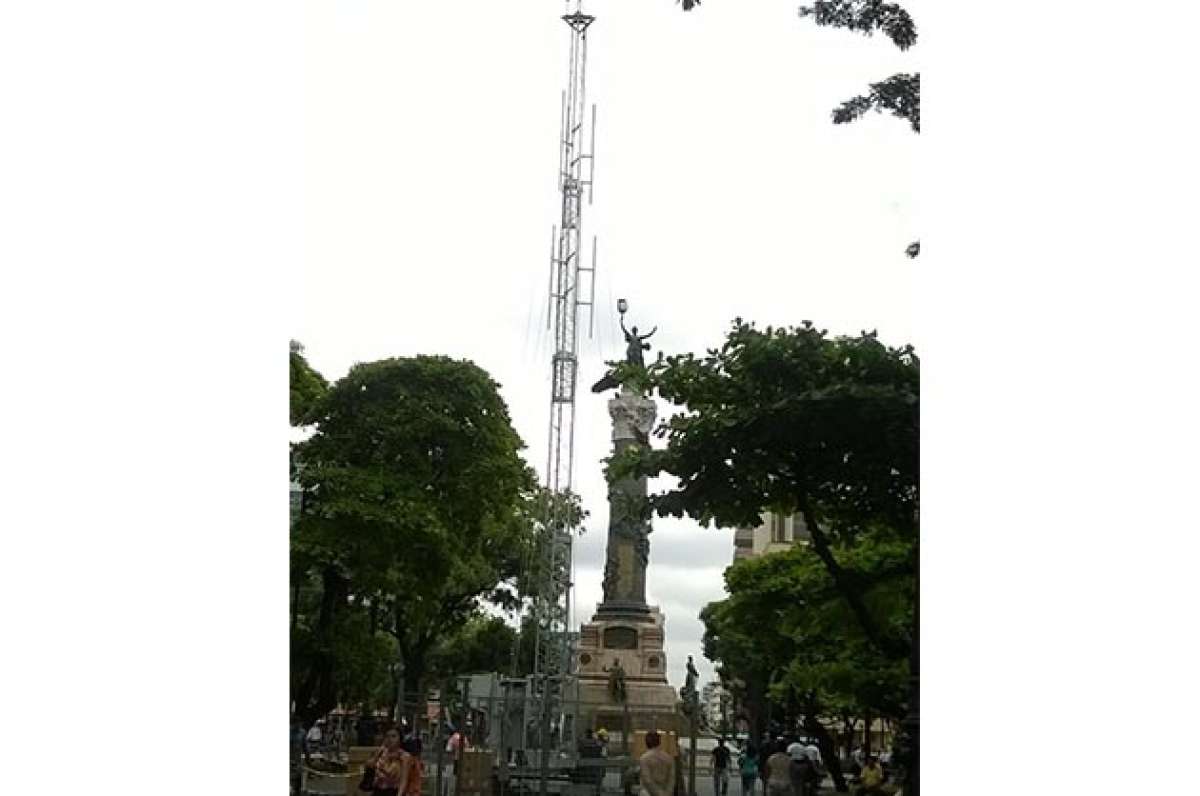 Se instalan antenas a lo largo de la avenida 9 de Octubre