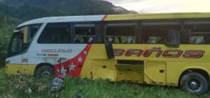 En uno de los accidentes de tr&aacute;nsito, un bus rod&oacute; por una pendiente de aproximadamente 50 metros.
