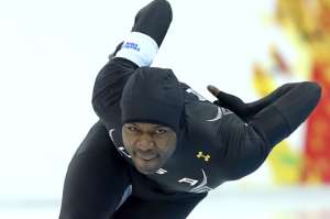 El patinador estadounidense Shani Davis compite con el  traje aerodin&aacute;mico Mach 39 que le permite moverse con m&aacute;s agilidad. Foto: AFP