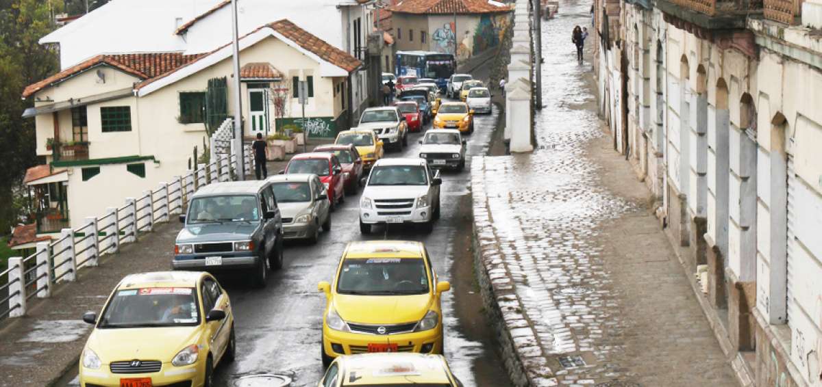 Varias l&iacute;neas de buses -8, 27, 12 y 16, entre otras- circulan por La Condamine, una v&iacute;a angosta en el sector de El Vado, por donde los carros ingresan al centro hist&oacute;rico.