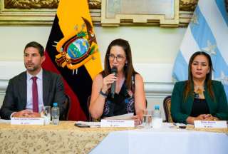 Alegría Crespo (centro), ministra de Educación, brindó detalles del plan en una rueda de prensa en la Gobernación del Guayas.