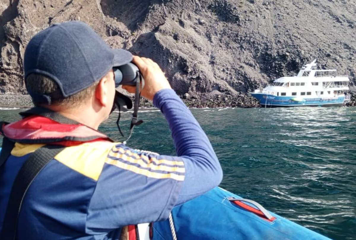 Personal naval y civil realizan acciones para evitar daños por derrame de combustible en Punta Vicente Roca, Galápagos.