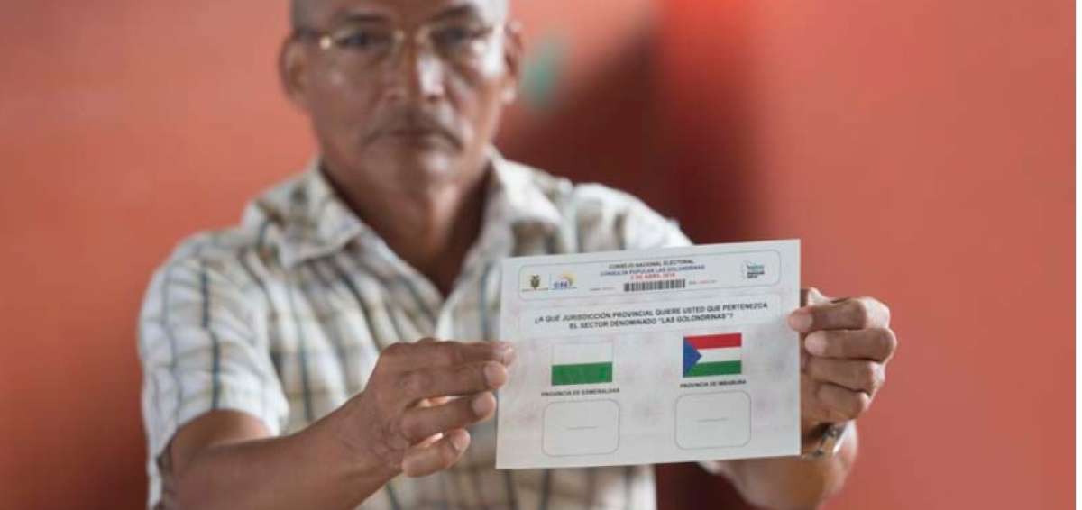 Un sufragante muestra la cartilla que fue entregada durante la consulta del 3 de abril de 2016