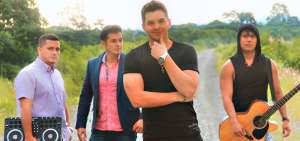 Mel&iacute;bea (d), Wilson Franco, Jostin Ram&iacute;rez y el DJ AKD realizan actualmente una gira de medios promocionando su canci&oacute;n, que es una fusi&oacute;n de ritmos.