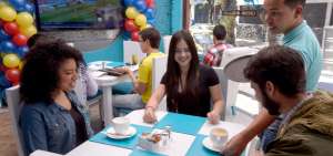 Cafeter&iacute;as y bares de la capital han instalado televisores para que sus clientes puedan ver los partidos y ofrecen promociones relacionadas con la cita mundialista.
